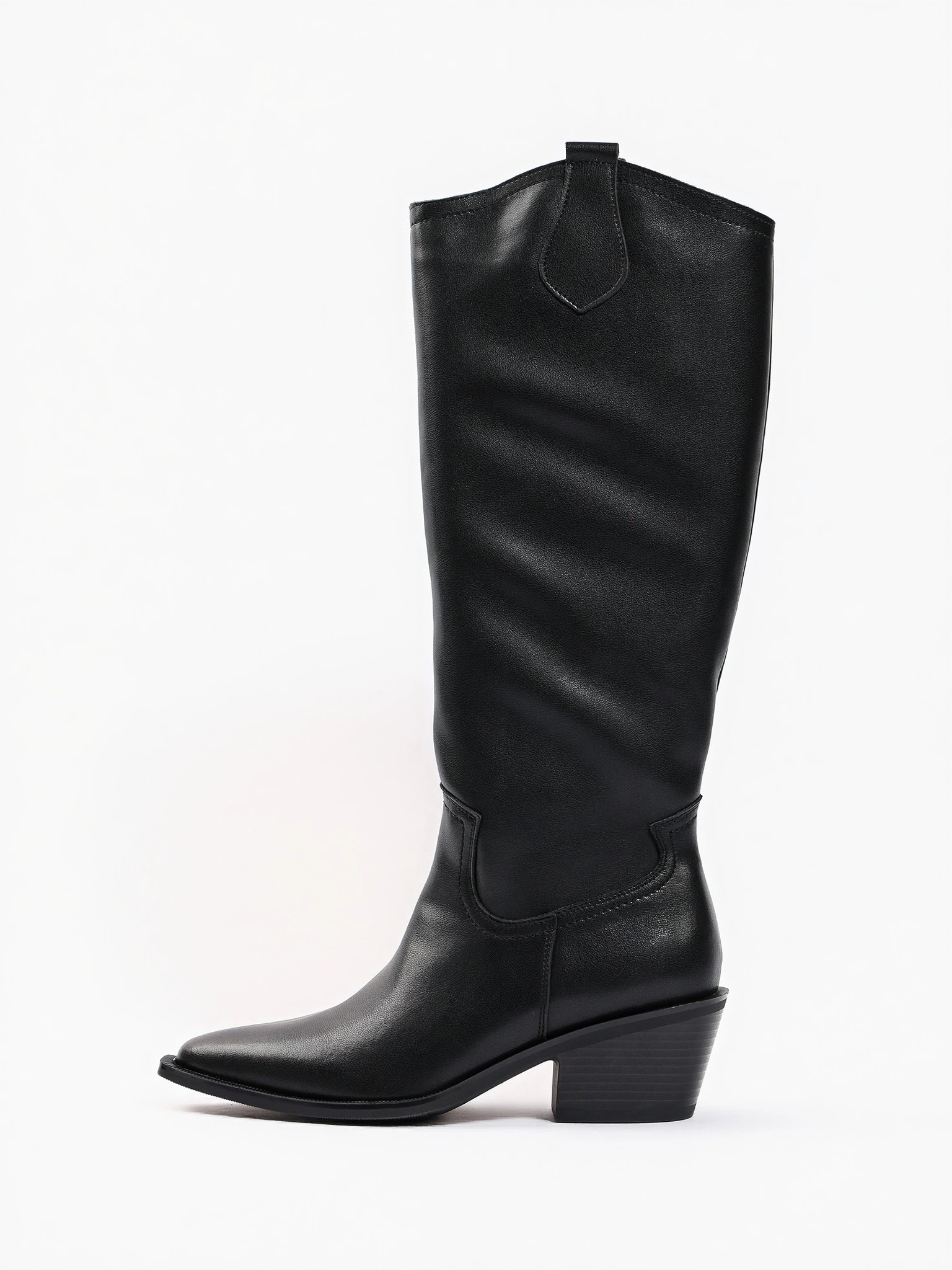 Сапоги-казаки черного цвета из натуральной кожи